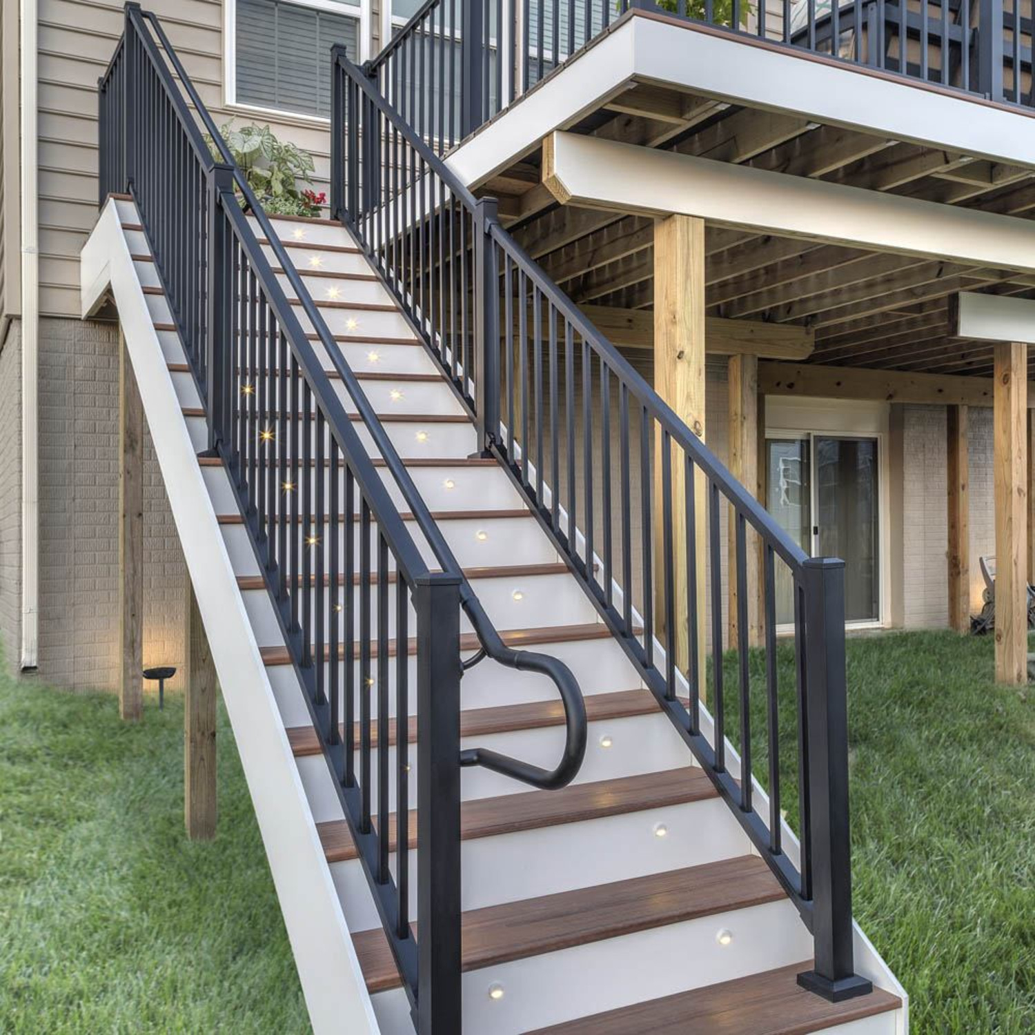 Trex ADA 8&rsquo; Straight Aluminum Hand Rail Lifestyle